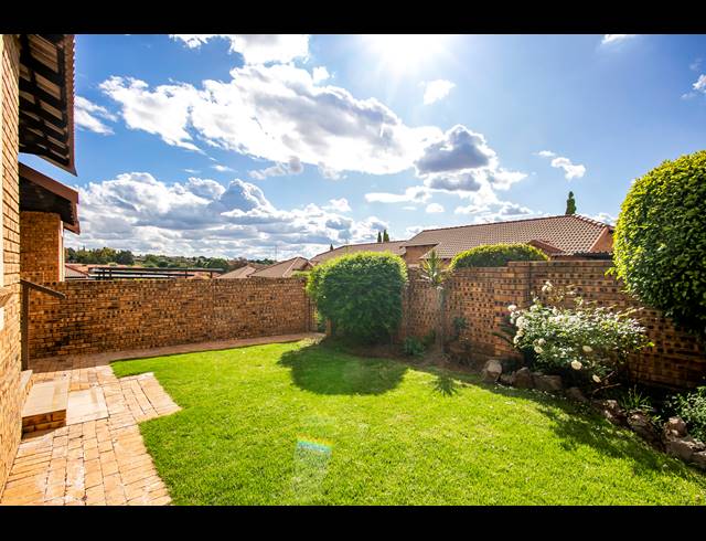 2 BEDROOM SECTIONAL TITLE RENTED IN HONEYDEW MANOR